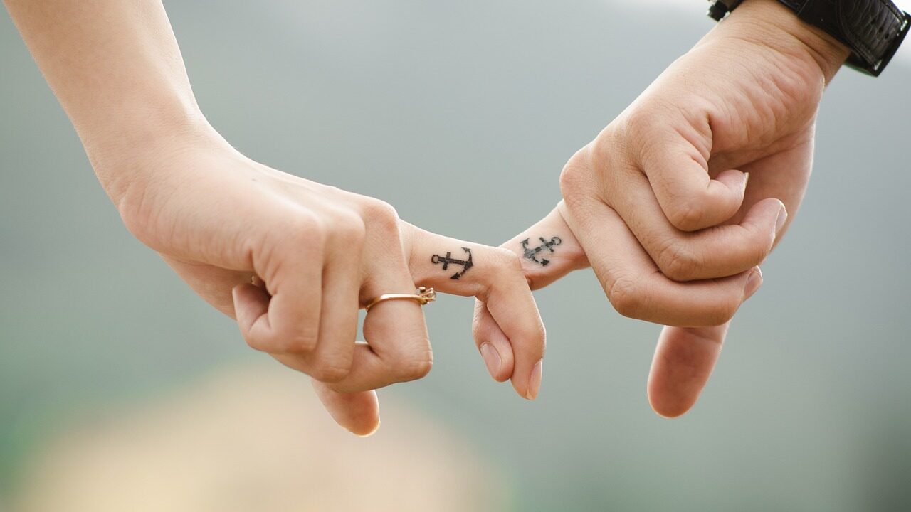 couple, hands, tattoos-437968.jpg